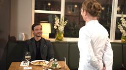 Der Weinkenner Philip Durant (Marc Schöttner) beschwert sich bei Carla (Maria Fuchs), dass der Wein korkt.