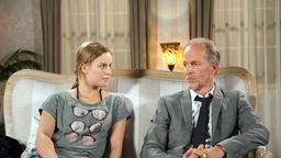 Edda (Leonie Landa) erfährt enttäuscht, dass ihre Mutter die Begegnung mit Arthur (Jochen Horst) eigenmächtig verboten hat.