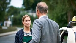 Edda (Leonie Landa) ist überrascht, als sie plötzlich ihrem leiblichen Vater Arthur (Jochen Horst) gegenübersteht.