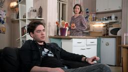 Eliane (Samantha Viana) hört erstaunt, dass Theo (Frederic Böhle) seine Wurstbude an Carla verkaufen will.