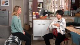 Ellen (Yun Huang, r. mit Antonia Jungwirth) überlegt, ob sie unter den gegebenen Umständen, in der WG wohnen bleiben will?