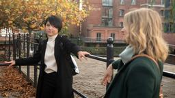 Ellen (Yun Huang) wird von Sara (Antonia Jungwirth) ermahnt, dass die Abfuhr, die sie Simon erteilt hat, zu krass war.
