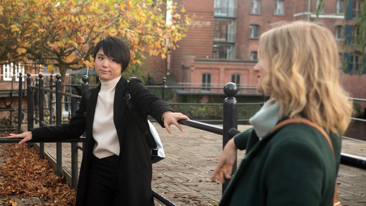 Ellen (Yun Huang) wird von Sara (Antonia Jungwirth) ermahnt, dass die Abfuhr, die sie Simon erteilt hat, zu krass war.