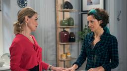 Eva (Andrea Lüdke) bringt Sonja (Madeleine Niesche) schonend bei, dass ihre Vase erst mal nicht produziert werden kann.