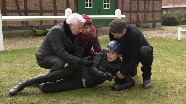 Eva (Andrea Lüdke) ist vom Pferd gefallen. Tilmann (Björn Bugri), Merle (Anja Franke) und Thomas (Gerry Hungbauer) helfen ihr auf.