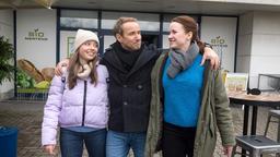Florian (Stefan Plepp) ist gerührt, als seine Töchter Mia (Leonie Beuthner) und Franzi (Sofie Junker) einen Abschiedsausflug mit ihm machen wollen.