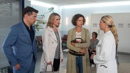 Gregor (Wolfram Grandezka), Eva (Andrea Lüdke) und Sonja (Madeleine Niesche) erkundigen sich bei Britta (Jelena Mitscheke) nach den Gesundheitszustand von Sibylle.