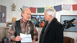 Hannes (Claus Dieter Clausnitzer) äussert vor Thomas (Gerry Hungbauer) seinen Verdacht, dass Torben ihn wegen des Verkaufs der Masken angezeigt hat.