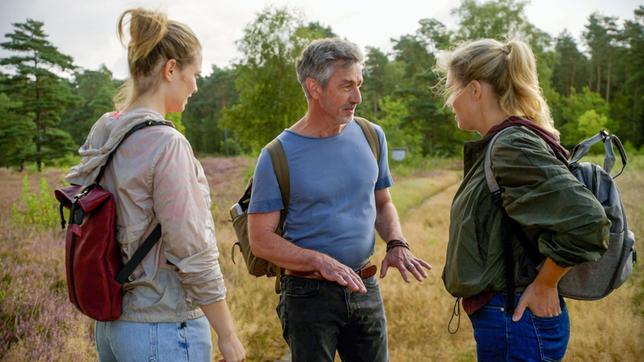 Heiner (René Dumont) fühlt sich auf einer Wanderung mit Svenja (Lea Marlen Woitack) und Britta (Jelena Mitschke) wie das dritte Rad am Wagen.