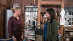 Helen (Patricia Schäfer) und Sigrid (Dana Golombek) verabschieden sich höflich-kühl, weil sie nicht wissen, was sie einander noch sagen sollen.