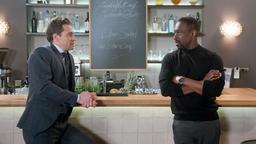 Hendrik (Jerry Kwarteng) spricht mit Paul (Leander Lichti) über seine Zweifel, ob der neue Job wirklich die richtige Entscheidung ist.