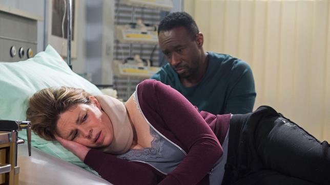 Hendrik (Jerry Kwarteng) und Britta (Jelena Mitschke) lassen sich durch Brittas Fieber vorerst nicht beunruhigen.