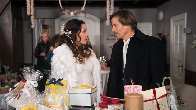 Hochzeit: Ben (Hakim Michael Meziani) glaubt, dass Tina (Katja Frenzel) ihm seinen Fehltritt verziehen hat.