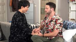 Im Überschwang der Gefühle macht Ellen (Yun Huang) David (Arne Rudolf) einen Heiratsantrag.
