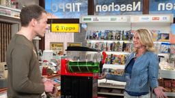 Lasse (Oliver Sauer) kann seine Freude darüber, dass Nora (Anne Moll) wieder im Kiosk arbeitet, nicht verbergen.