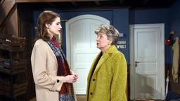 Madeleine (Rike Schmid) gesteht Inge (Peggy Lukac), dass es ihr schwerfällt, Arthur loszulassen.