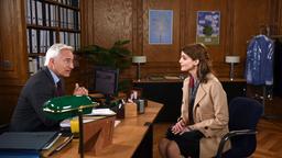 Madeleine (Rike Schmid) ist erleichtert, als sie Thomas (Gerry Hungbauer) überzeugen kann, ihren Job noch zu verlängern.