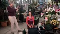 Merle (Anja Franke) hat Spaß mit Kaspar beim Gärtnern, glaubt aber im Gegensatz zu Inge (Peggy Lukac) nicht, dass man damit Werbung machen kann.