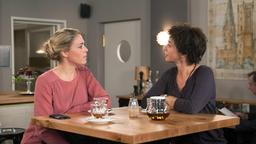 Merle (Anja Franke) merkt bei einem Gespräch mit Britta (Jelena Mitschke), dass sie anerkennen muss, dass Ines sich zumindest Mühe als Mutter gibt.