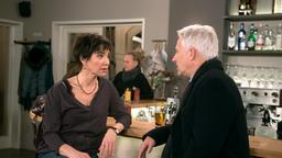 Merle (Anja Franke) spricht mit Thomas (Gerry Hungbauer) über ihre Unentschlossenheit in Bezug auf Volkers Heiratsantrag.
