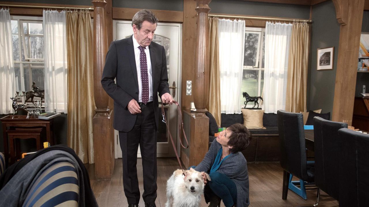 Merle (Anja Franke) und Gunter (Hermann Toelcke) entdecken verwundert, dass Betty offenbar ein Stadthund ist und kein Interesse am Landleben hat.
