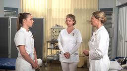 Mia (Leonie Beuthner) erklärt Britta (Jelena Mitschke) und Sara (Antonia Jungwirth), warum sie das Praktikum in der Klinik abbrechen will.