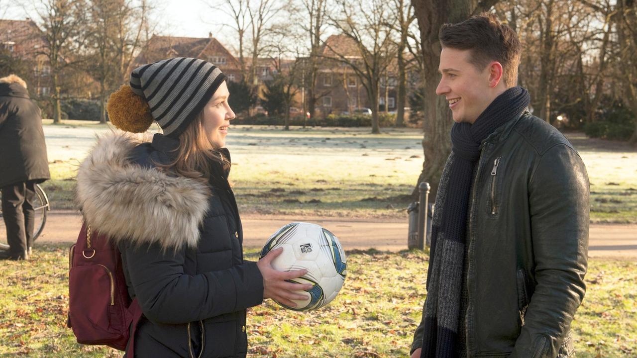 Moritz (Felix Jordan) freut sich, als er Eteri (Marija Mauer) wiedersieht und lässt sich auf ein Fußballspiel mit ihr ein.