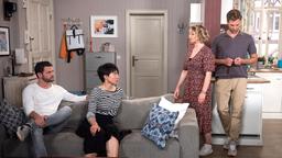 Sara (Antonia Jungwirth, 2.v.r. mit Thore Lüthje) fragt Ellen (Yun Huang) und David (Arne Rudolf) aufgeregt, ob sie wirklich nach Dublin ziehen.