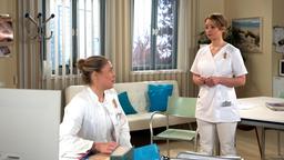 Sara (Antonia Jungwirth) überzeugt Britta (Jelena Mitschke), eine Patientin mit Kittelphobie in Privatkleidung versorgen zu dürfen.