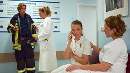 Sarah (Antonia Jungwirth) steht Mia (Leonie Beuthner) bei, als ihr Vater ins Krankenhaus eingeliefert wird (Hakim-Michael Meziani, l. und Jelena Mitschke).