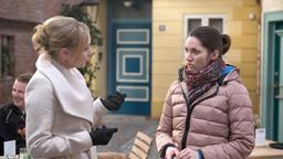 Sigrid (Dana Golombek) fragt Eliane (Samantha Viana), ob Theo in sie verliebt ist.
