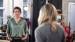Tatjana (Judith Sehrbrock) befürchtet vor Mona (Jana Hora-Goosmann), dass Thomas Pauls Engagement in den falschen Hals bekommen könnte.