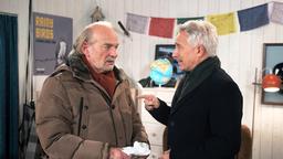 Thomas (Gerry Hungbauer) sucht den Schulterschluss mit Hannes (Claus Dieter Clausnitzer).