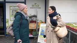 Tina (Katja Frenzel) hadert vor Britta (Jelena Mitschke) damit, dass Bens Verklemmtheit, einer erfolgreichen Paartherapie im Weg steht.