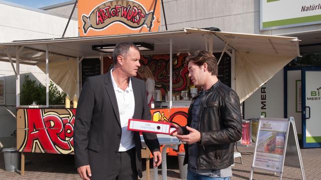 Toni (Joachim Kretzer) bringt Theo (Frederic Böhle) dazu, ihm Torbens Bankunterlagen zu besorgen.