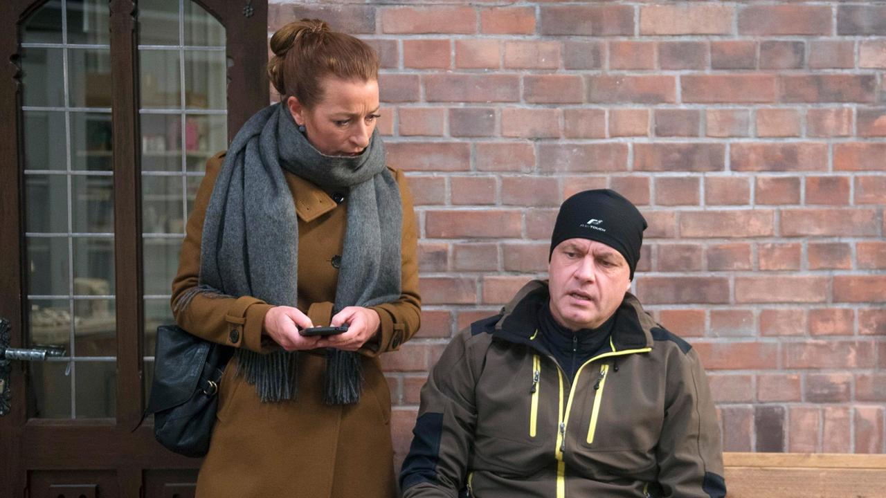 Torben (Joachim Kretzer) lehnt Carlas (Maria Fuchs) Hilfe vehement ab.