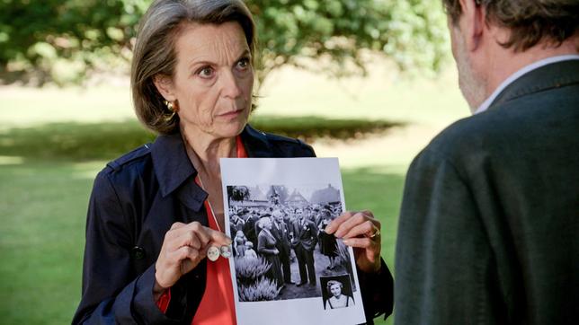 Victoria (Caroline Schreiber) ist überzeugt, dass die für tot erklärte Emilia Flickenschild (Bild) ihre Mutter ist. Gunter (Hermann Toelcke) überlässt zur Aufklärung Victoria eine Kiste.