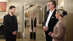 Völlig baff hört Amelie (Lara-Isabelle Rentinck), wie sich Cem (Varol Sahin) vor den Gästen (Komparsen) als stellvertretender Hoteldirektor ausgibt …