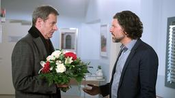 Volker (Gregory B. Waldis) erfährt durch Gunter (Hermann Toelcke) von Merles Hochzeits-Trauma.