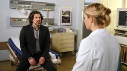 Volker (Gregory B. Waldis) fragt Britta (Jelena Mitschke) um Rat, wo er eine Therapie machen kann.