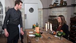 Zum Dank, dass Judith (Katrin Ingendoh) sich fürsorglich um Bruno kümmert, überrascht Alex (Philipp Oliver Baumgarten) sie mit einem Candle-Light-Dinner.