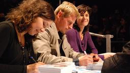 Martin, Ivanka und Nicola (r.) schreiben Autogramme