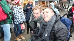Sturm der Liebe Weihnachtsmarkt 2015 München Sendlinger Tor: Niklas Löffler mit Fan