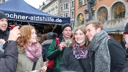 Sturm der Liebe Weihnachtsmarkt 2015 München Sendlinger Tor: Niklas Löffler und Fan