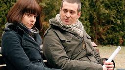 Viktoria und Fred sitzen auf einer Bank