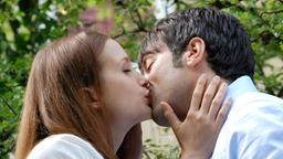 Robert und Eva küssen sich
