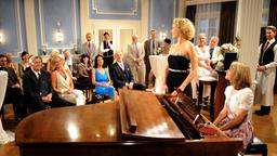Natascha und Marlene treten vor Publikum in der Pianobar auf