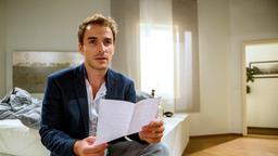 Adrian (Max Alberti) findet den Liebesbrief von Desirée.