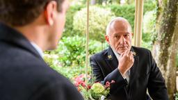 Alfons (Sepp Schauer) erfährt, dass Xaver (Jan van Weyde) als Hoteltester in den Fürstenhof gekommen ist.