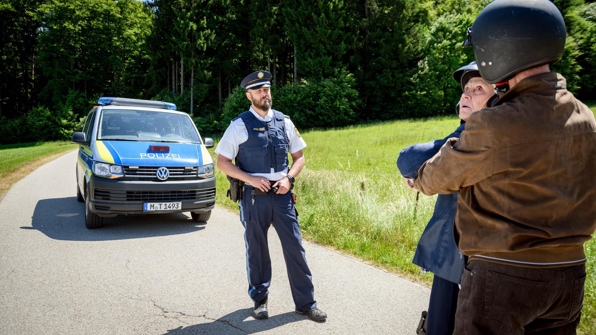 Alfons (Sepp Schauer) und Hildegard (Antje Hagen) geraten in eine Polizeikontrolle.